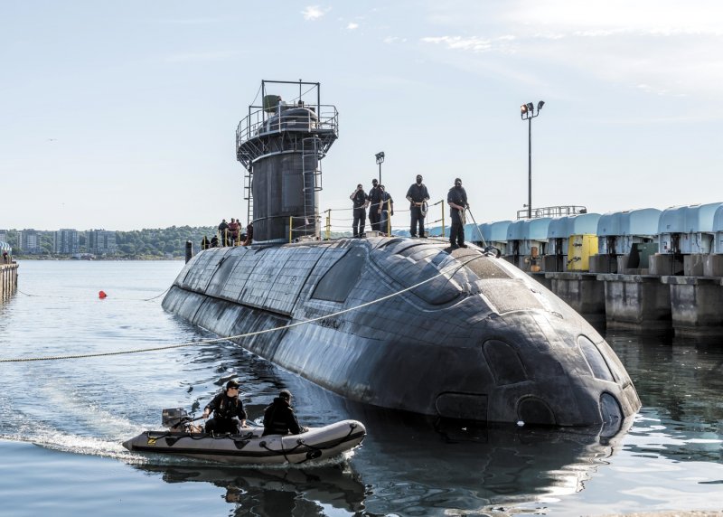 Подлодка в озере