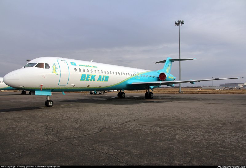 Самолет самолет Fokker-100