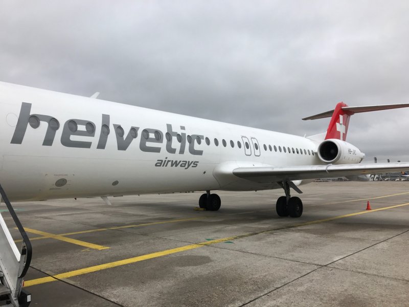 Самолет f100 пассажирский Монтенегро