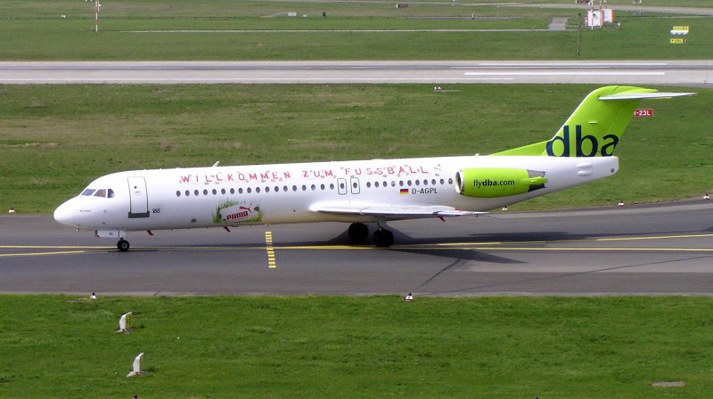 Пассажирский самолёт Fokker 100