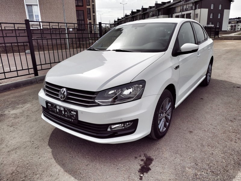 Volkswagen Polo белый седан