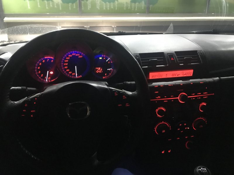Мазда 3 2008 салон ночью