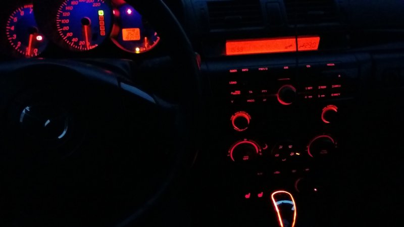 Мазда 3 панель ночью