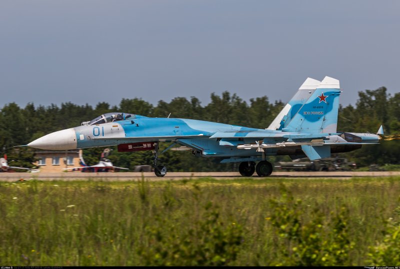 Тяжелый истребитель Су-27