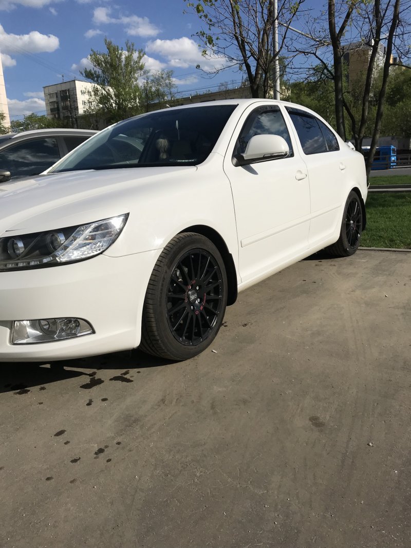 Шкода Октавия а5 белая r 18