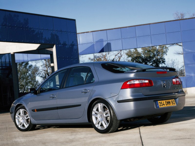 Renault Laguna II stance