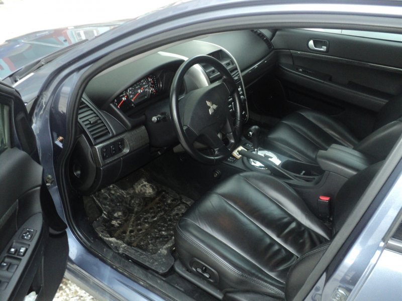 Чёрный салон Mitsubishi Galant 8 2.4