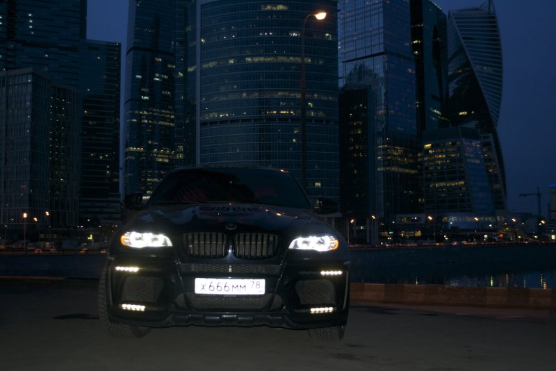 BMW x6m черный ночью