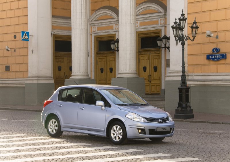 Nissan Tiida седан