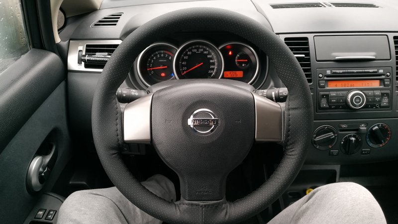 Nissan Tiida 2010 седан