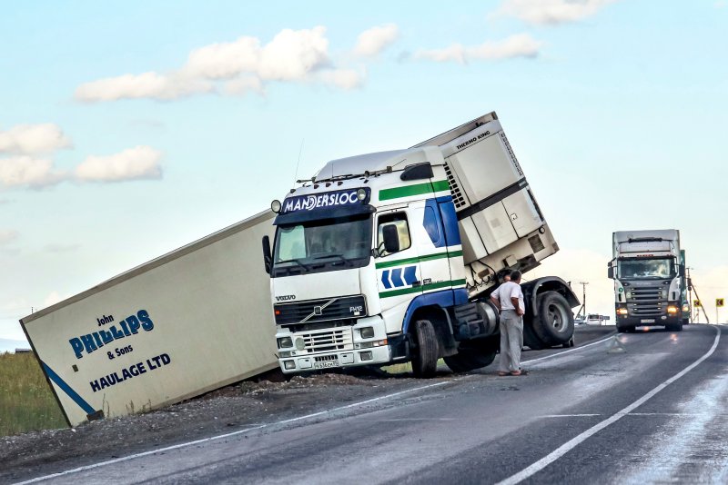 Трак Volvo fh12 на дороге