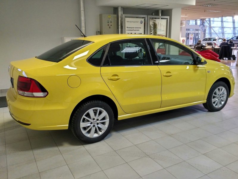 Volkswagen Polo sedan желтый