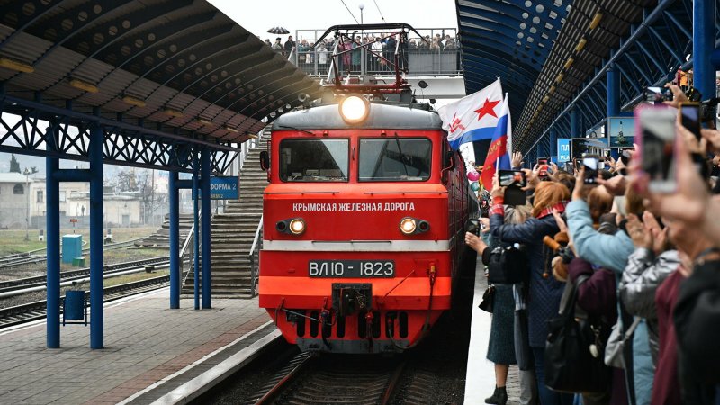 Поезда дальнего следования на вокзале