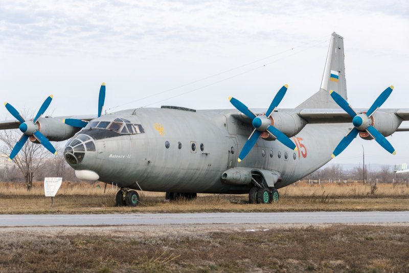 АН-12 пассажирский самолёт