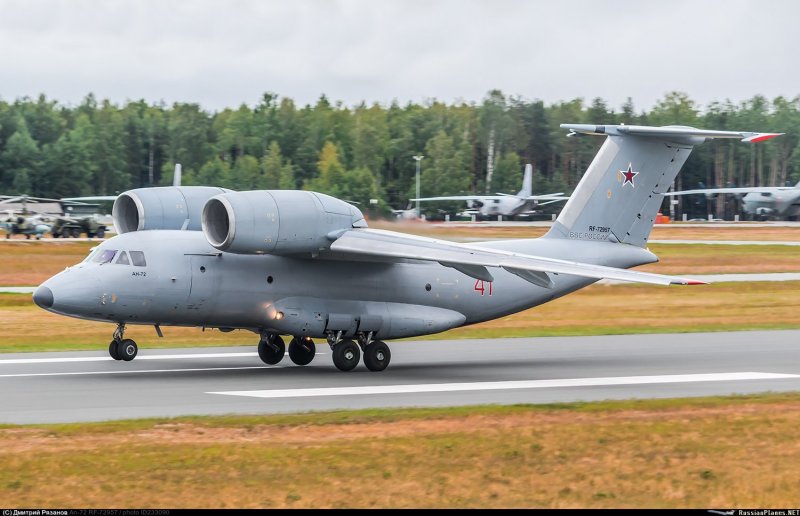 АН-72 военно-транспортный самолёт