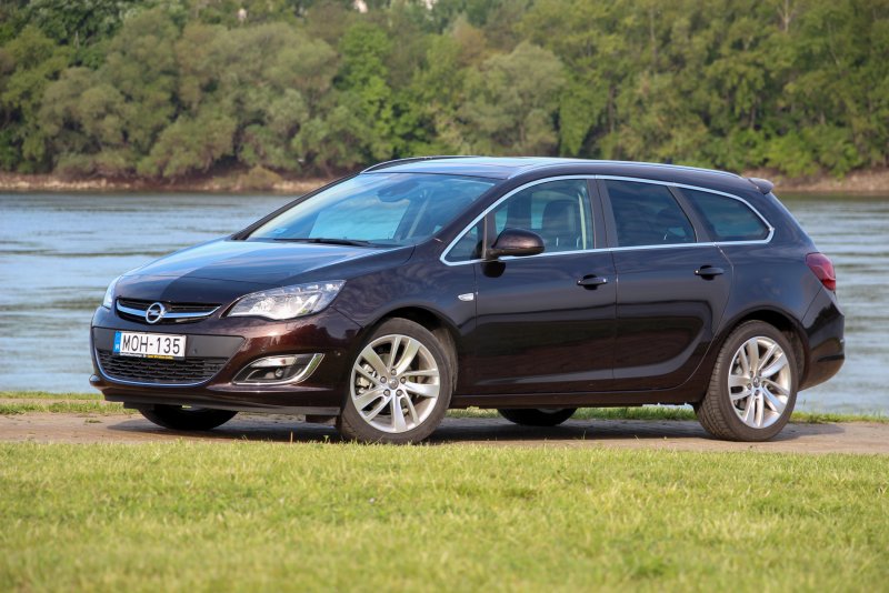 Opel Astra Sports Tourer 2013