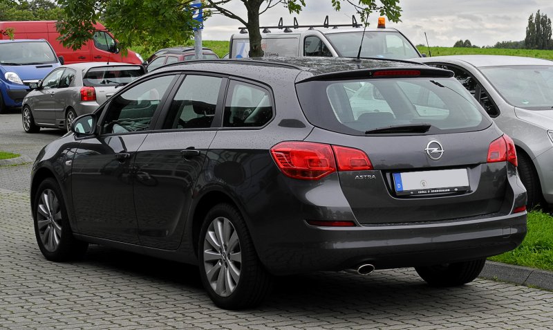 Opel Astra Sports Tourer 2012