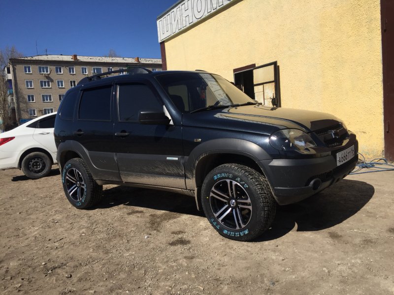 Черная Chevrolet Niva r19