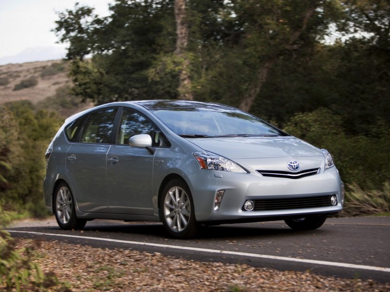 Toyota Prius Alpha 2011