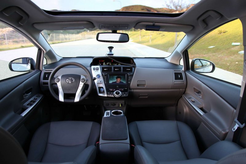 Toyota Prius v 2014 салон