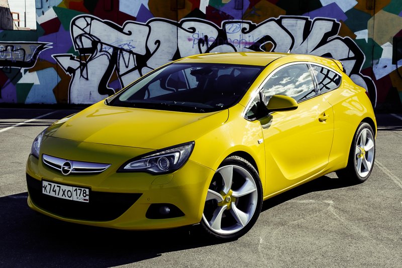 Opel Astra GTC 2013 купе