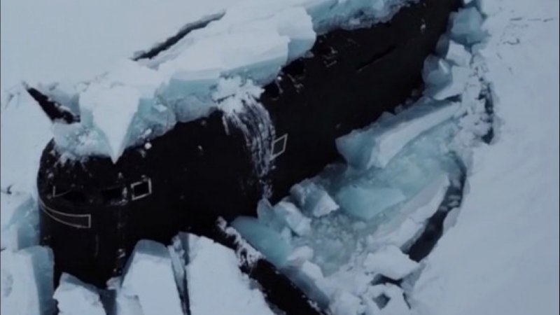 Всплытие из подо льда трех атомных ракетоносцев