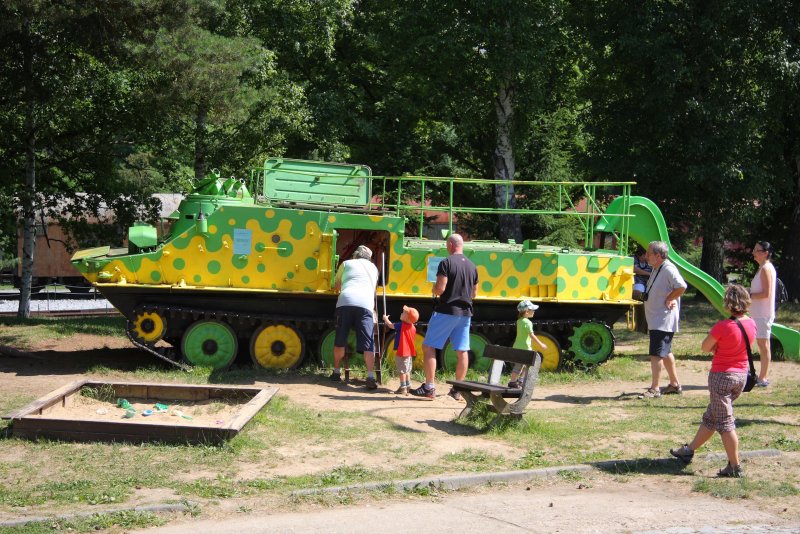Танк из дерева на детскую площадку