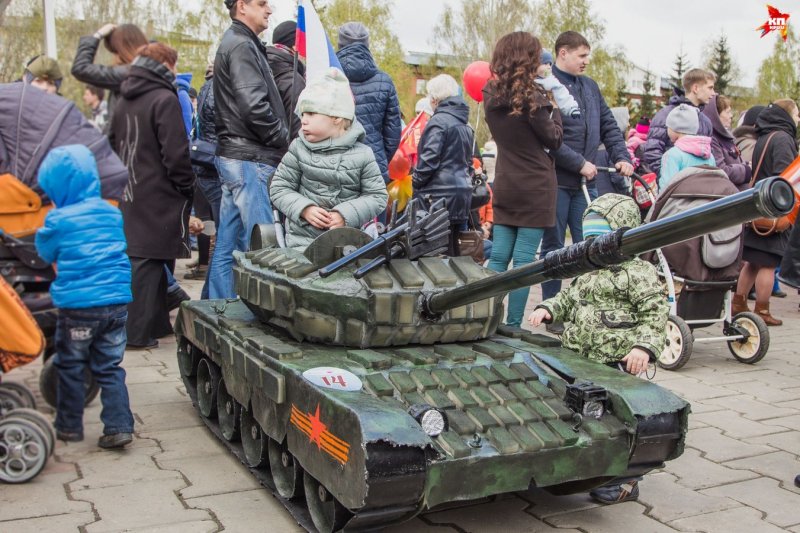 Парад колясок танк