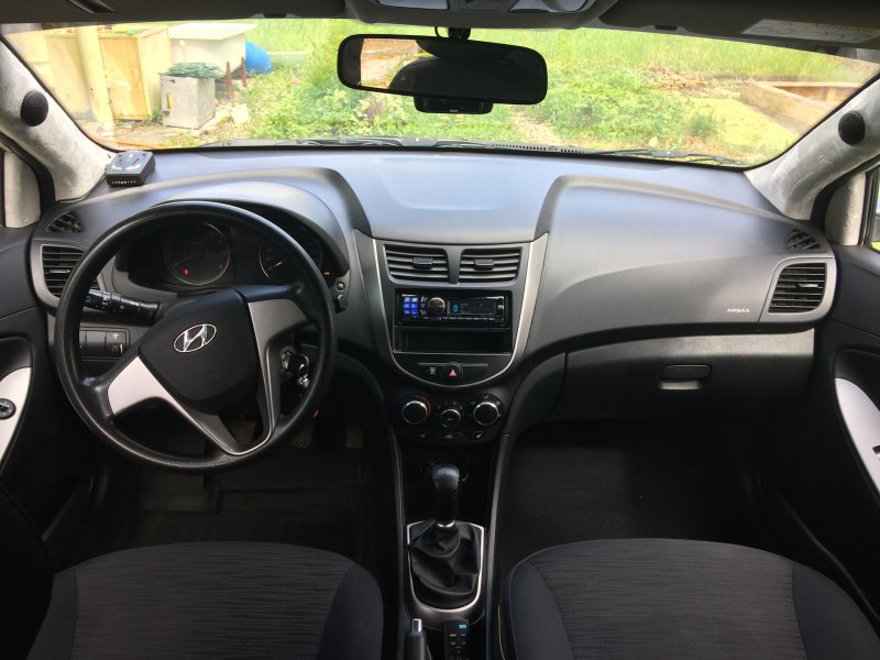 Hyundai Solaris 2012 хэтчбек салон