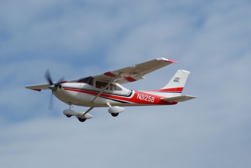 Самолет Cessna 182