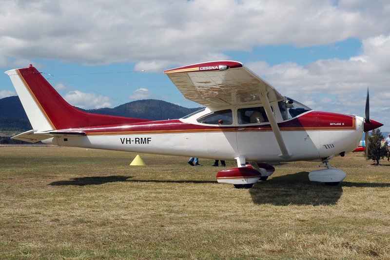 Частный самолет Cessna-182