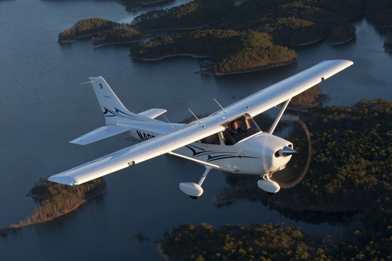 Легкомоторный самолет Cessna 172