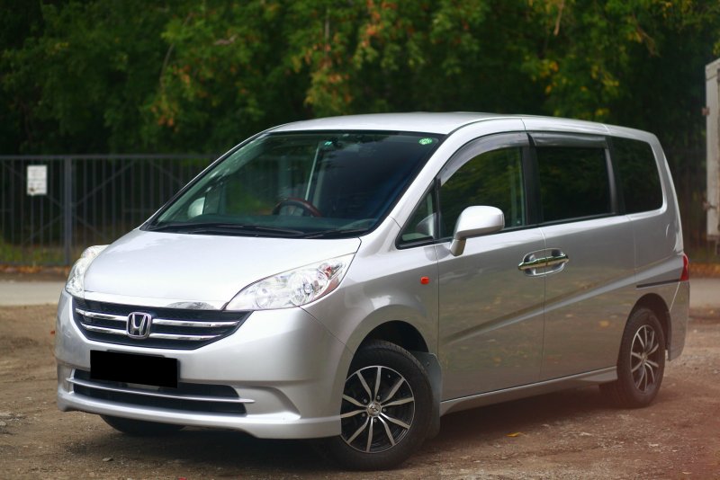 Минивэн Honda Stepwgn 2010 серебристый