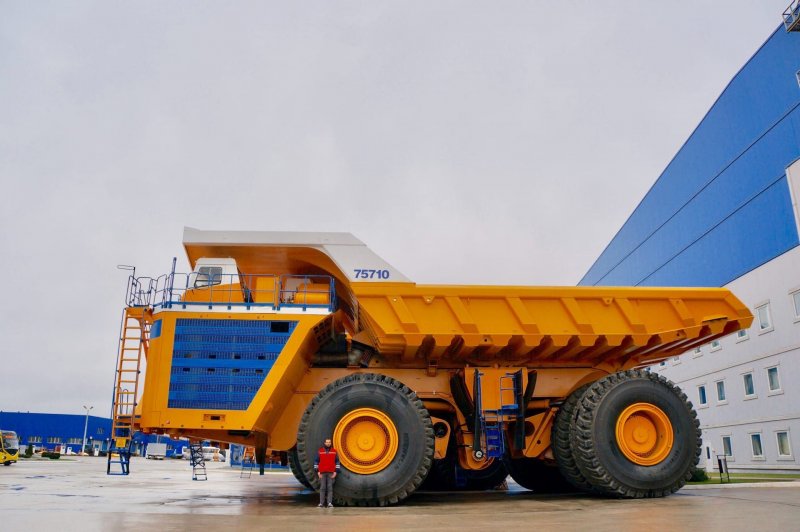 БЕЛАЗ-75710 самосвал