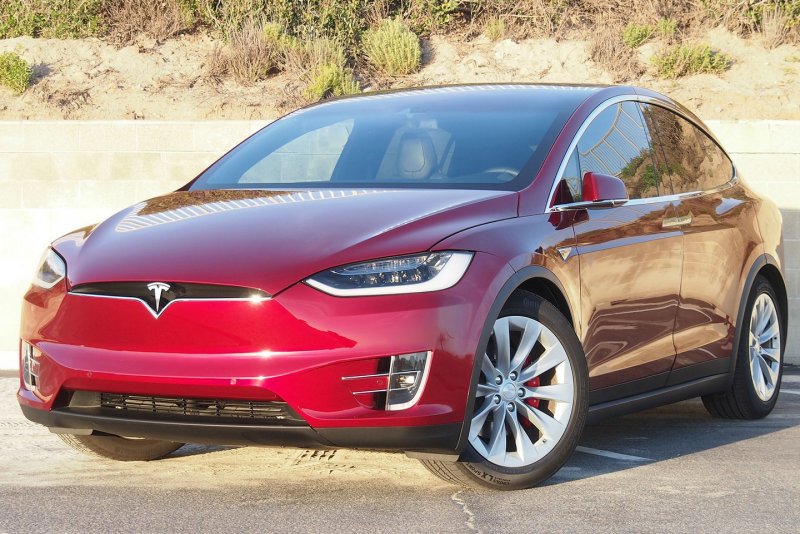 Tesla model x фиолетовая