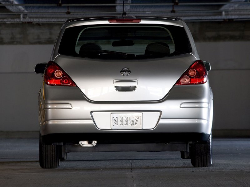 Nissan Tiida 2013 сзади