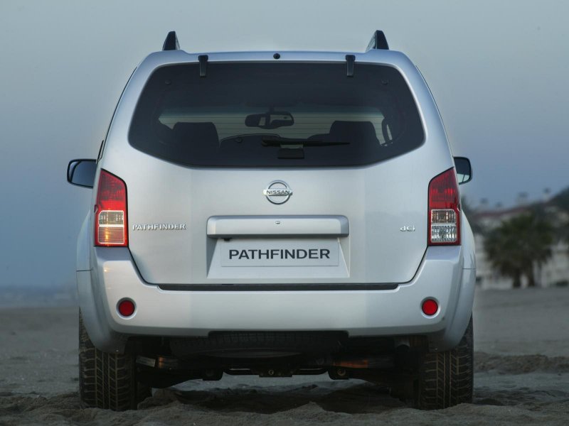 Nissan Pathfinder сзади