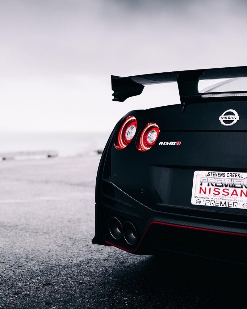 Nissan GTR 35 зад