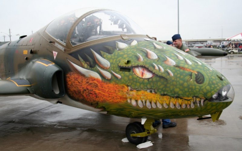 Военный самолёт с акульей мордой.