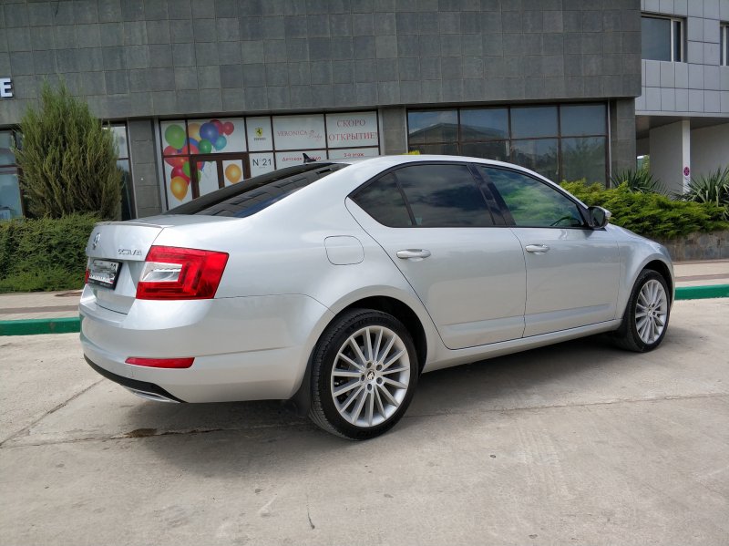 Белая Skoda Octavia a7 r18