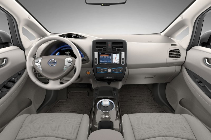 Nissan Leaf 1 салон