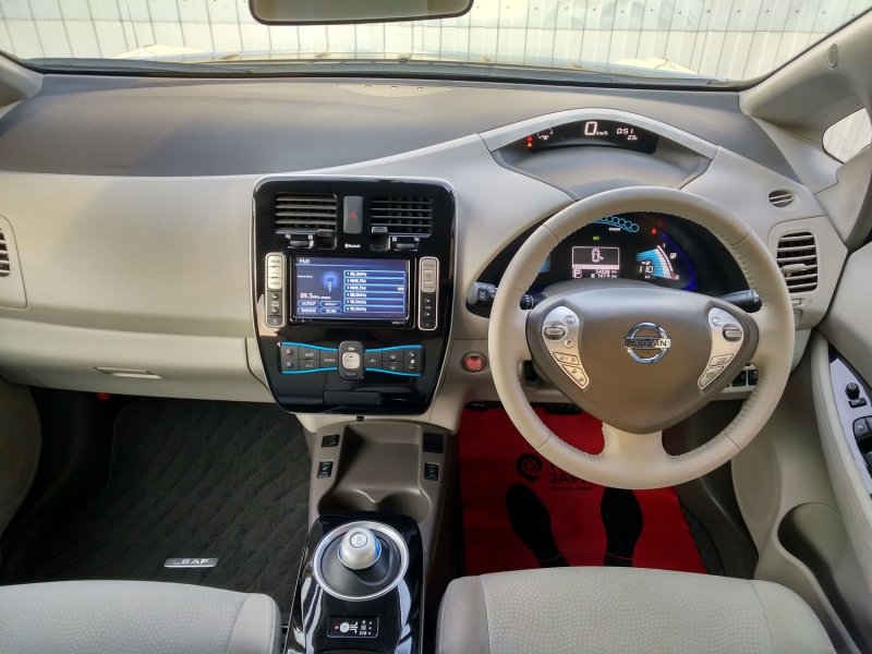 Nissan Leaf салон
