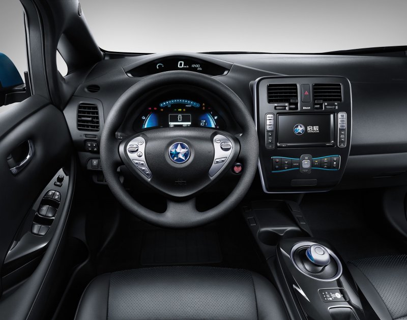 Nissan Leaf салон