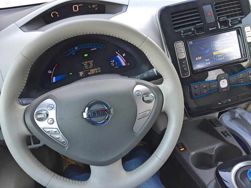 Электромобиль Nissan Leaf салон