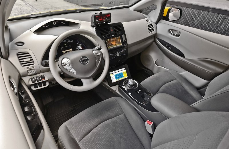 Nissan Leaf 2010 салон
