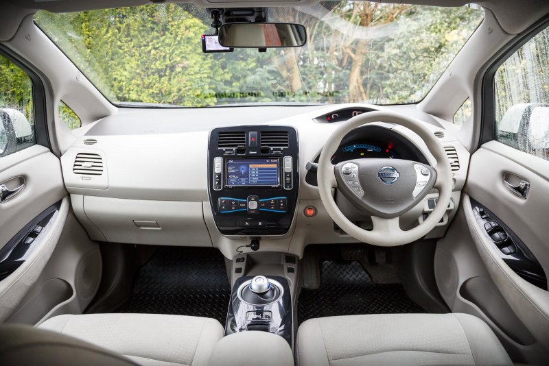 Nissan Leaf 2010 салон