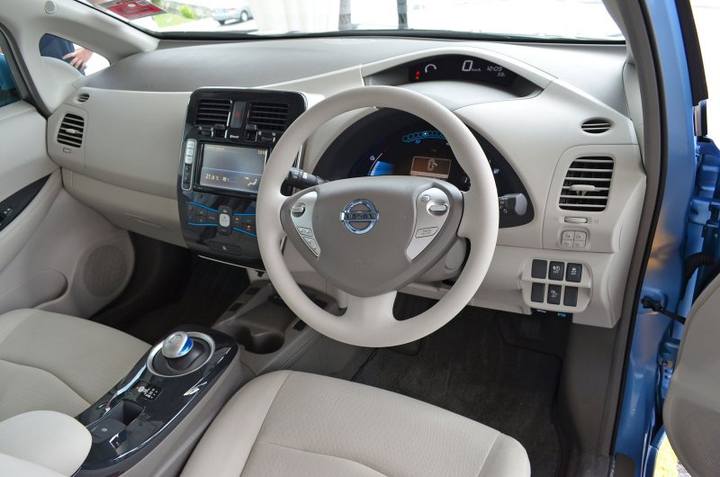 Nissan Leaf 2010 салон