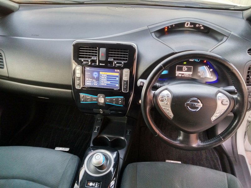 Nissan Leaf ze1 салон