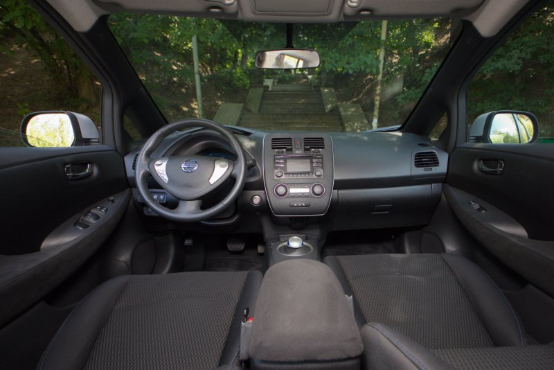 Nissan Leaf салон