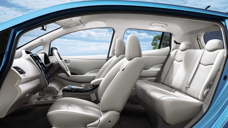 Nissan Leaf салон